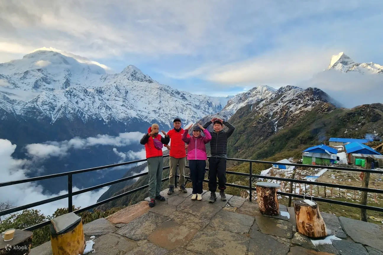一群游客在山上拍照