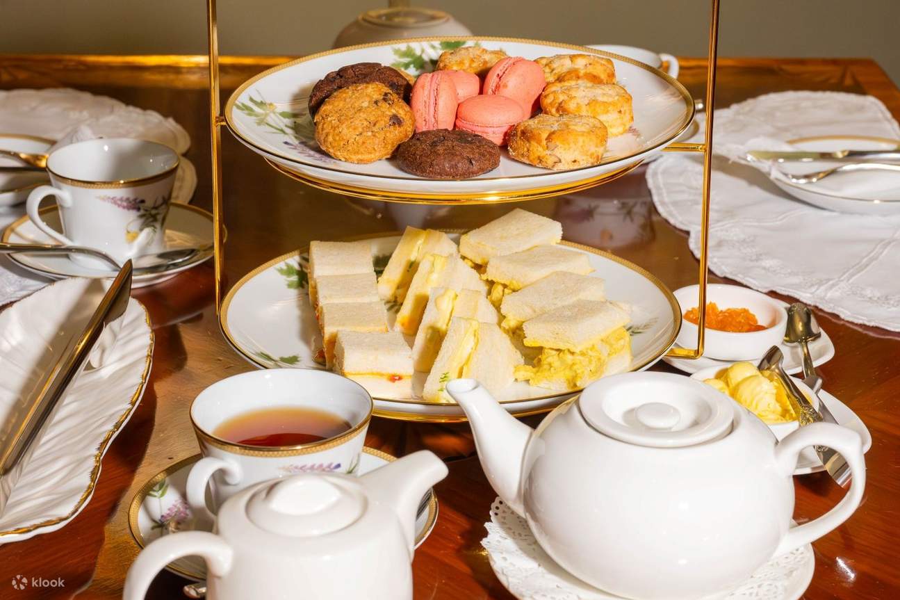 放有糕點的蛋糕架和茶的桌子