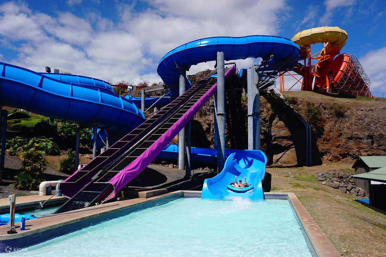 Мужчина спускается с водной горки