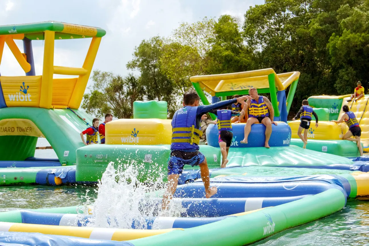 Floating aqua park
