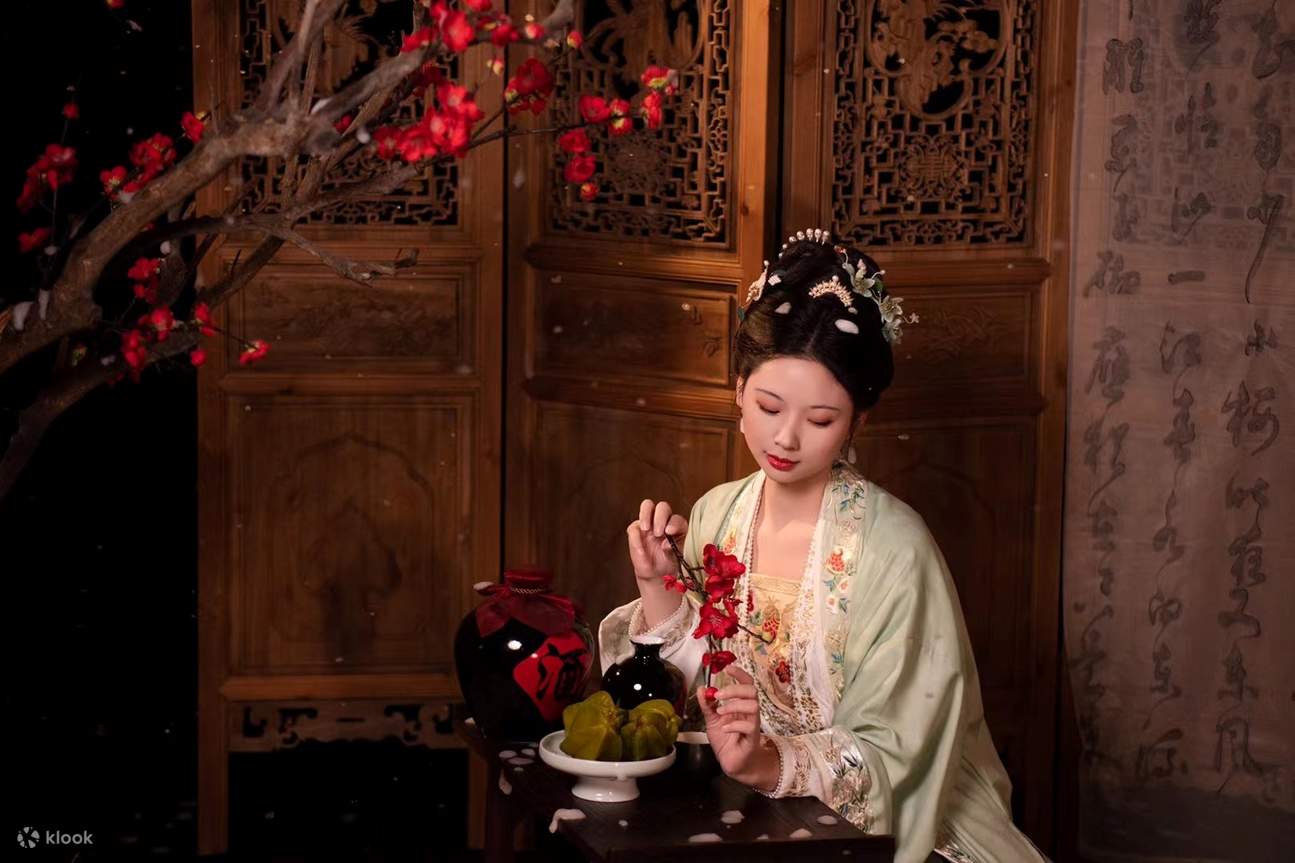 La coupe nette de la robe de l'époque des Royaumes combattants cache un esprit d'aventure, et la gaze légère de la jupe Ru portée sous la poitrine ondule gracieusement à chaque pas.