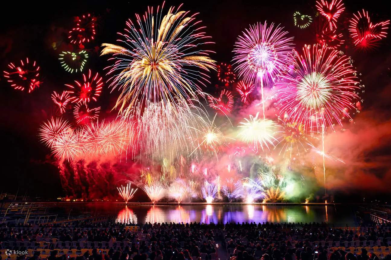 [Christmas Holy Night Fireworks] Fireworks and Japan’s largest musical fountain light up the winter sky!