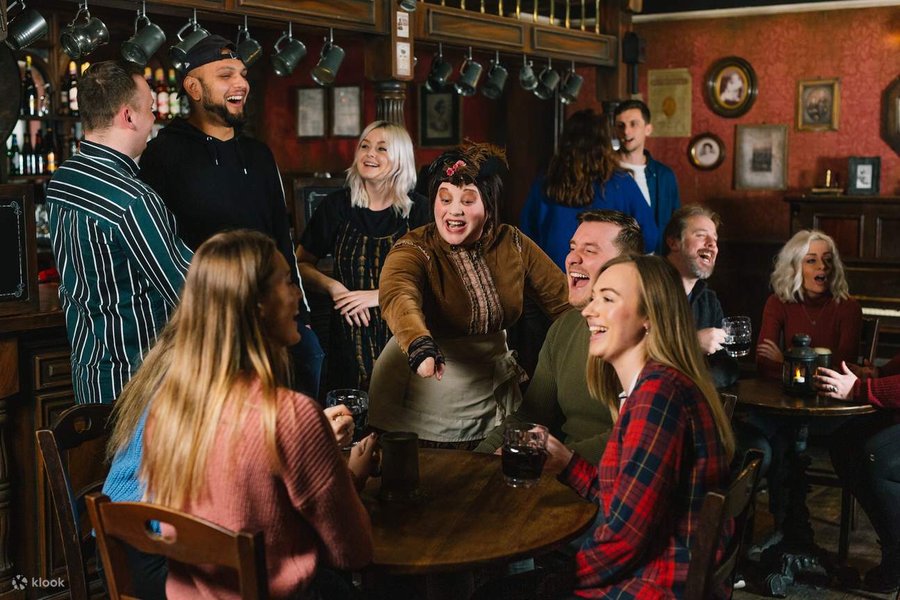 Компания друзей в таверне London Dungeon