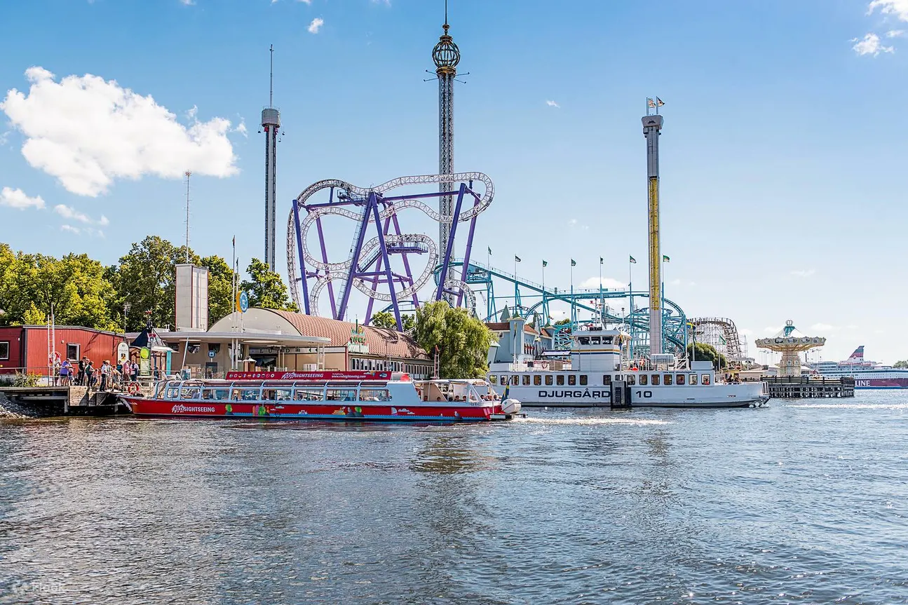 在格罗纳隆德 (Gröna Lund) 停靠，体验惊险刺激的游乐设施，然后继续您的水上冒险