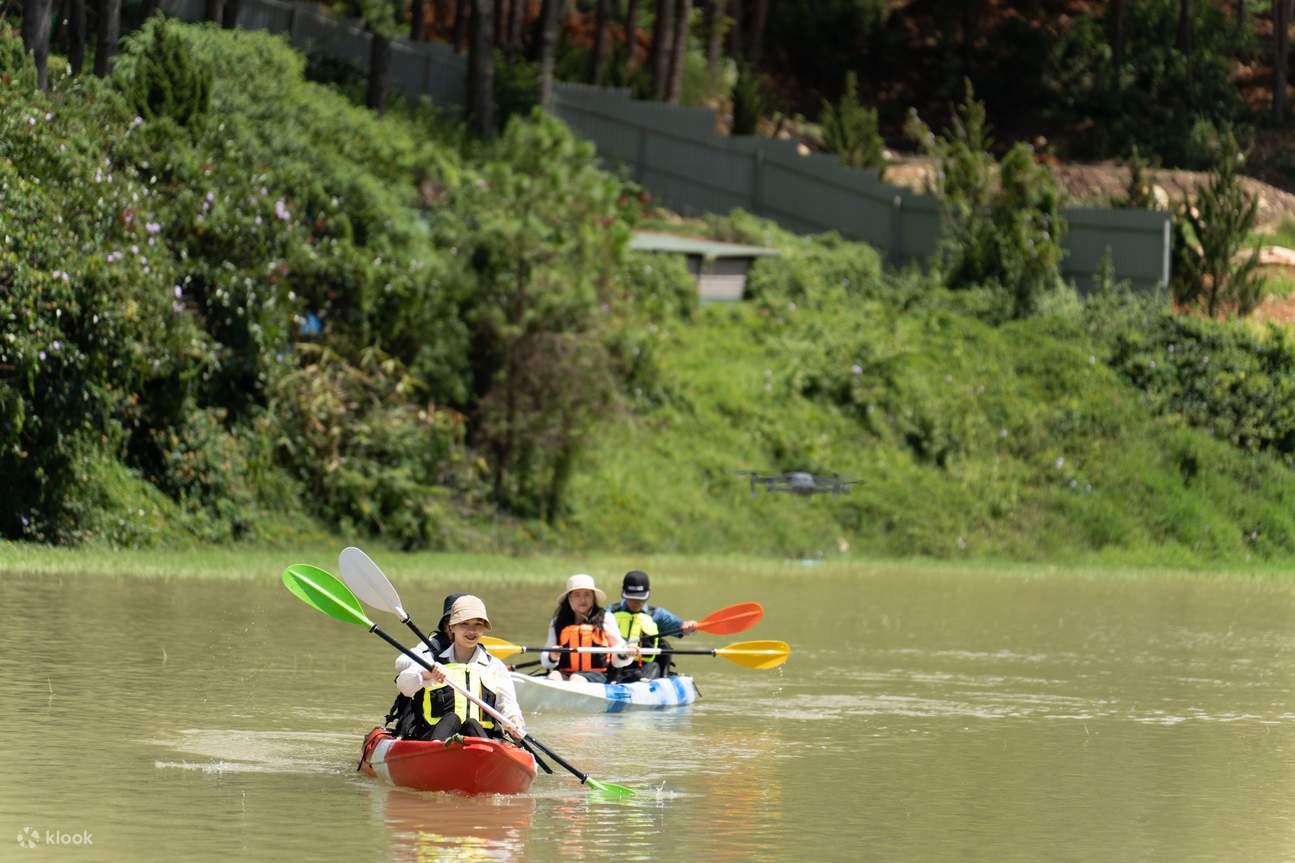 Kayak sul lago e godersi l'atmosfera fresca