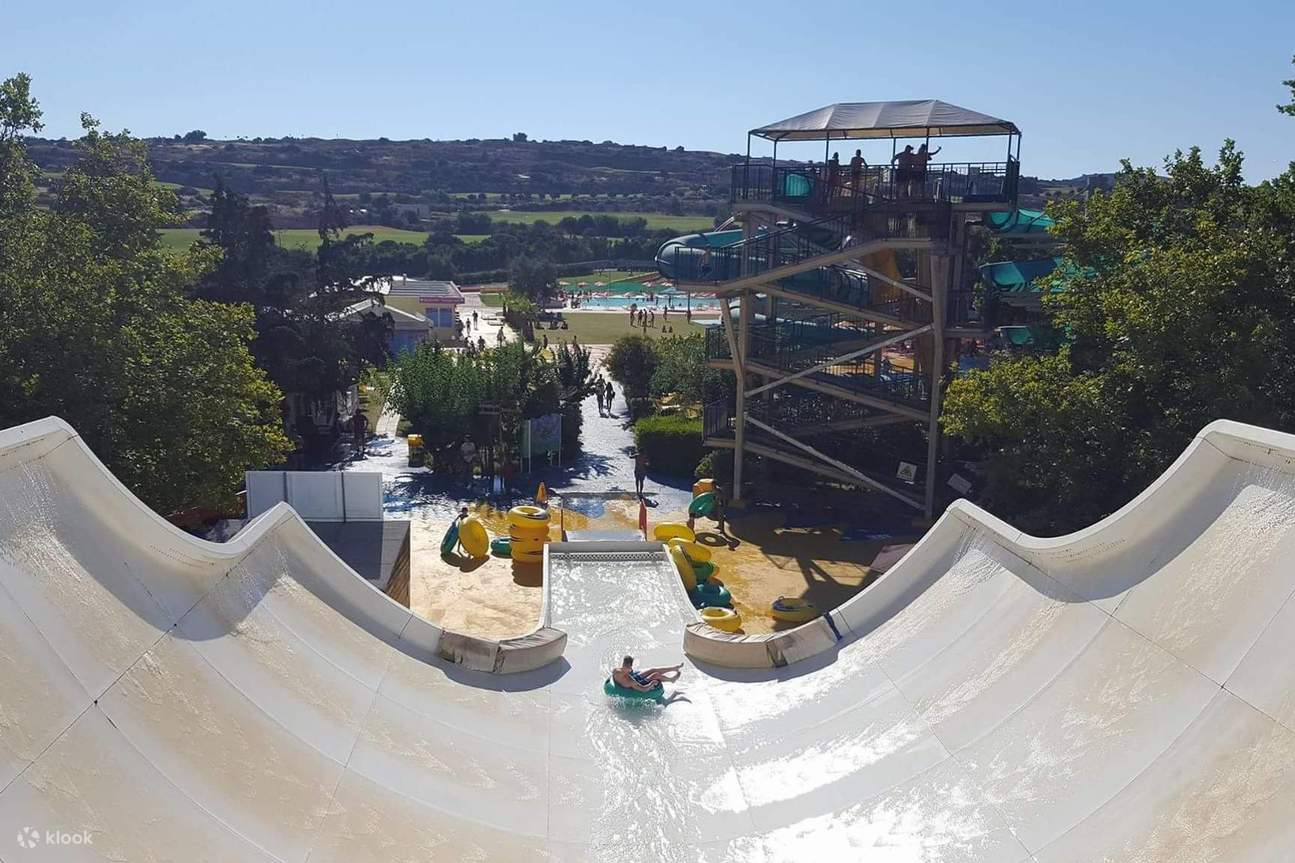 挑战神风特攻队滑水道和海啸，享受刺激无比的湿身快感