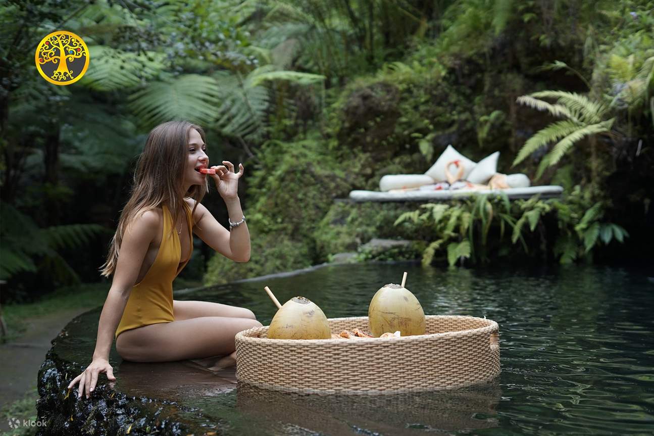 Yoga et méditation au lever du soleil dans la jungle d'Ubud