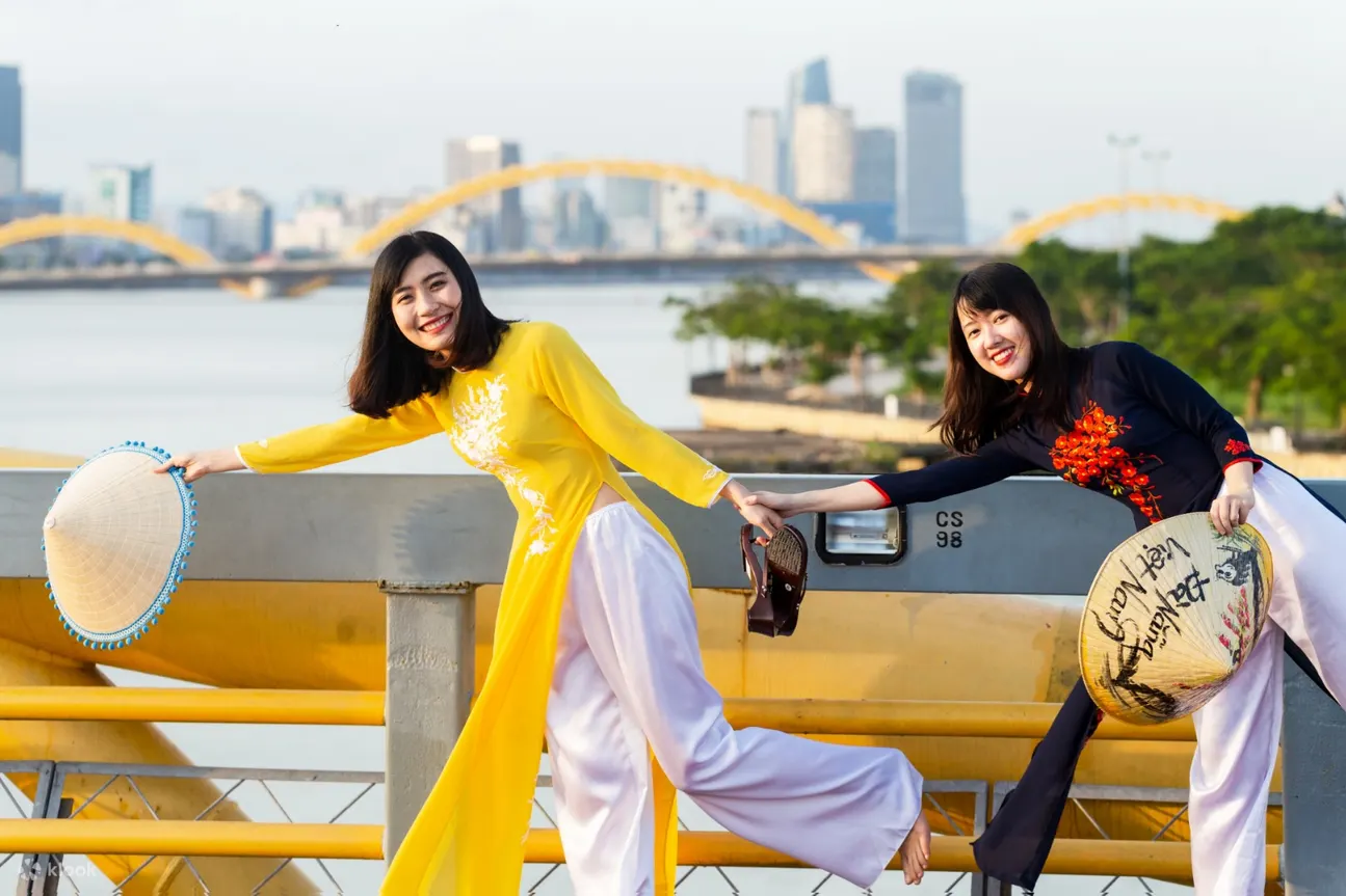 岘港三名身穿奥迪服装的女子