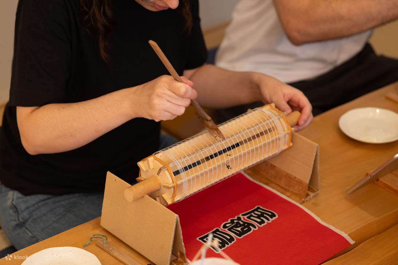 Coller délicatement votre papier washi préféré sur le cadre