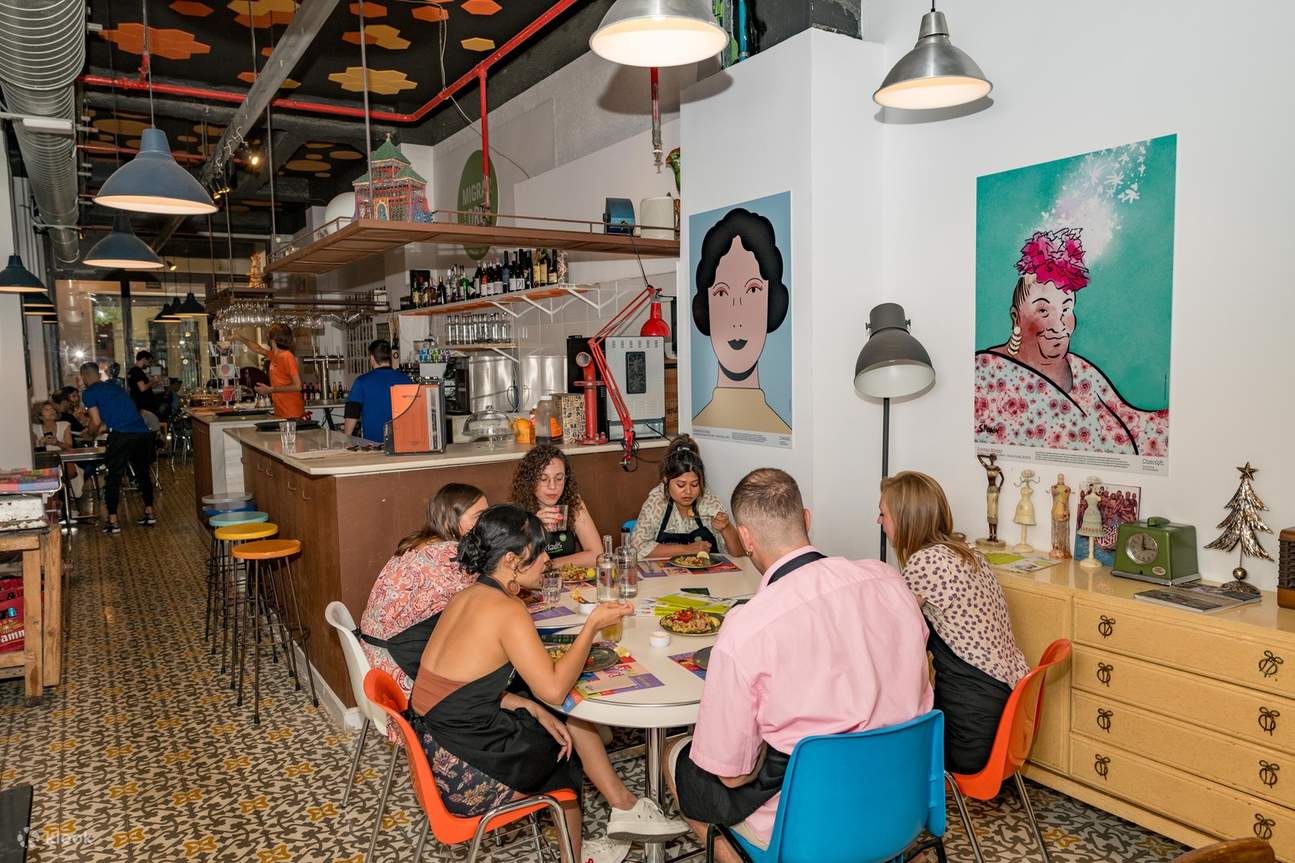 Cours de cuisine espagnole avec une entreprise sociale à Barcelone