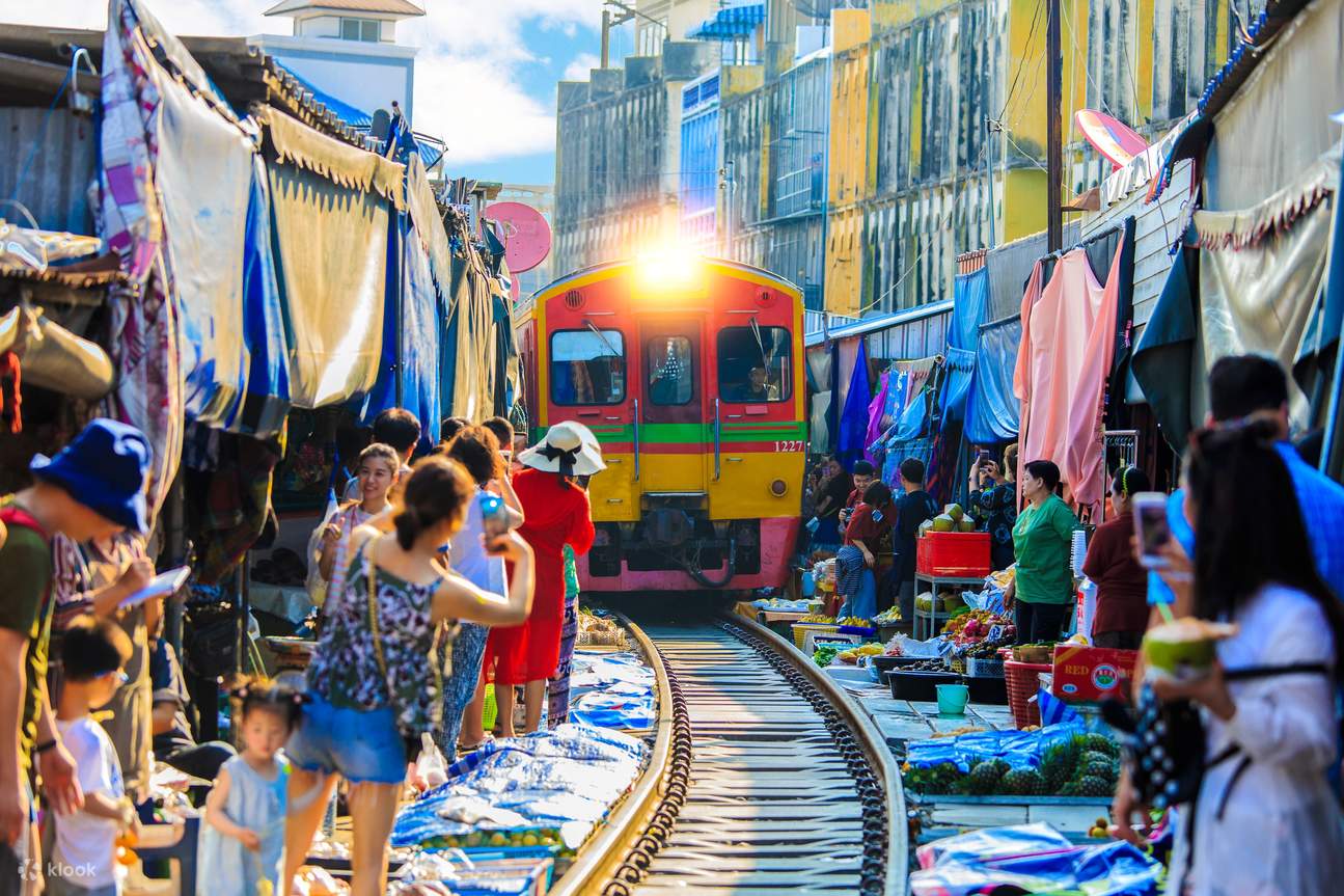 maeklong train market tour