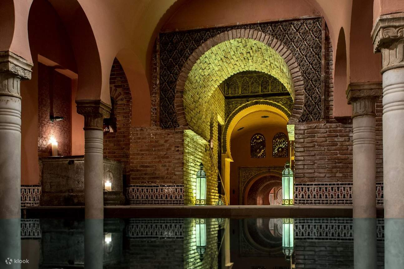 在Hammam Al Andalus，沉浸於摩爾式的優雅氛圍和舒緩的安達盧西亞音樂中，放鬆身心