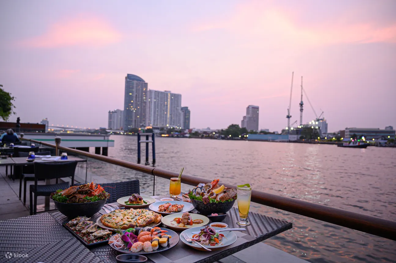 察殿曼谷河畔酒店的河流驳船