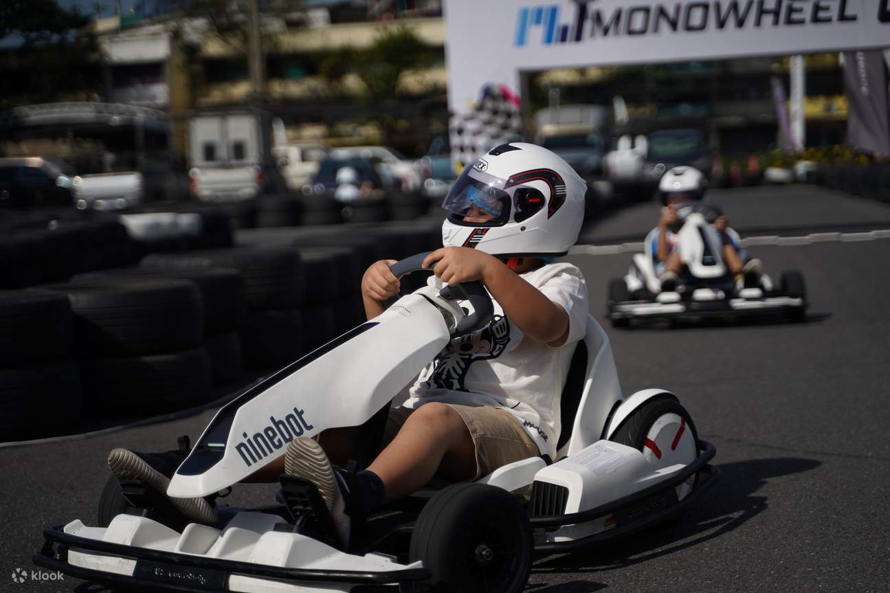Ein Kind fährt das Ninebot Gokart.