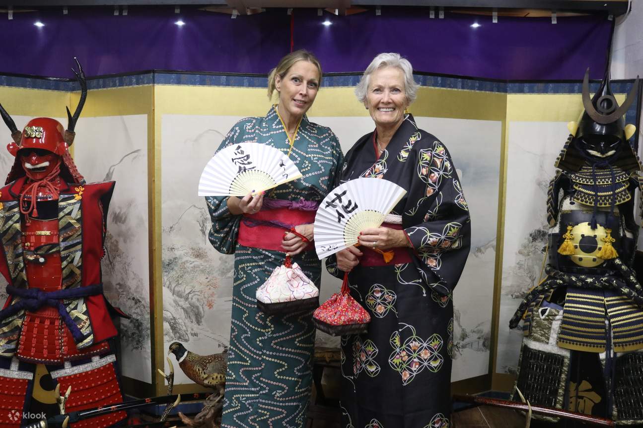 Aktiviti 7
Sesi Bergambar
Abadikan pakaian kimono dan hasil seni anda yang indah dalam foto. Anda akan digambarkan berpakaian sebagai Yamato Nadeshiko yang cantik atau samurai yang berani.