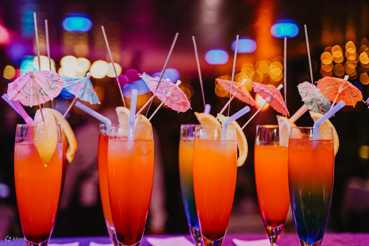 地元のワインや伝統的な蒸留酒など、アルコール飲料をお楽しみください