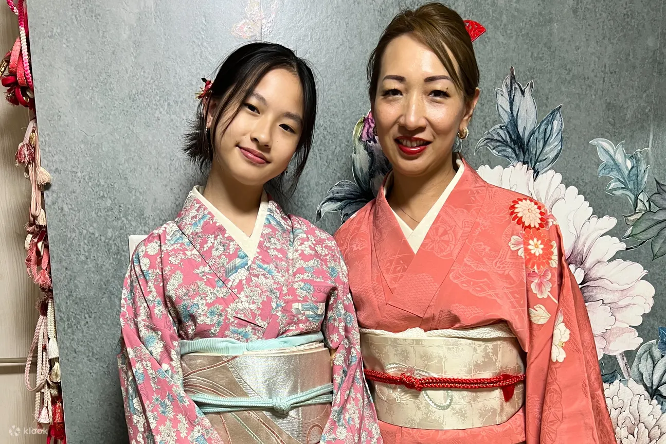 穿和服的妇女
