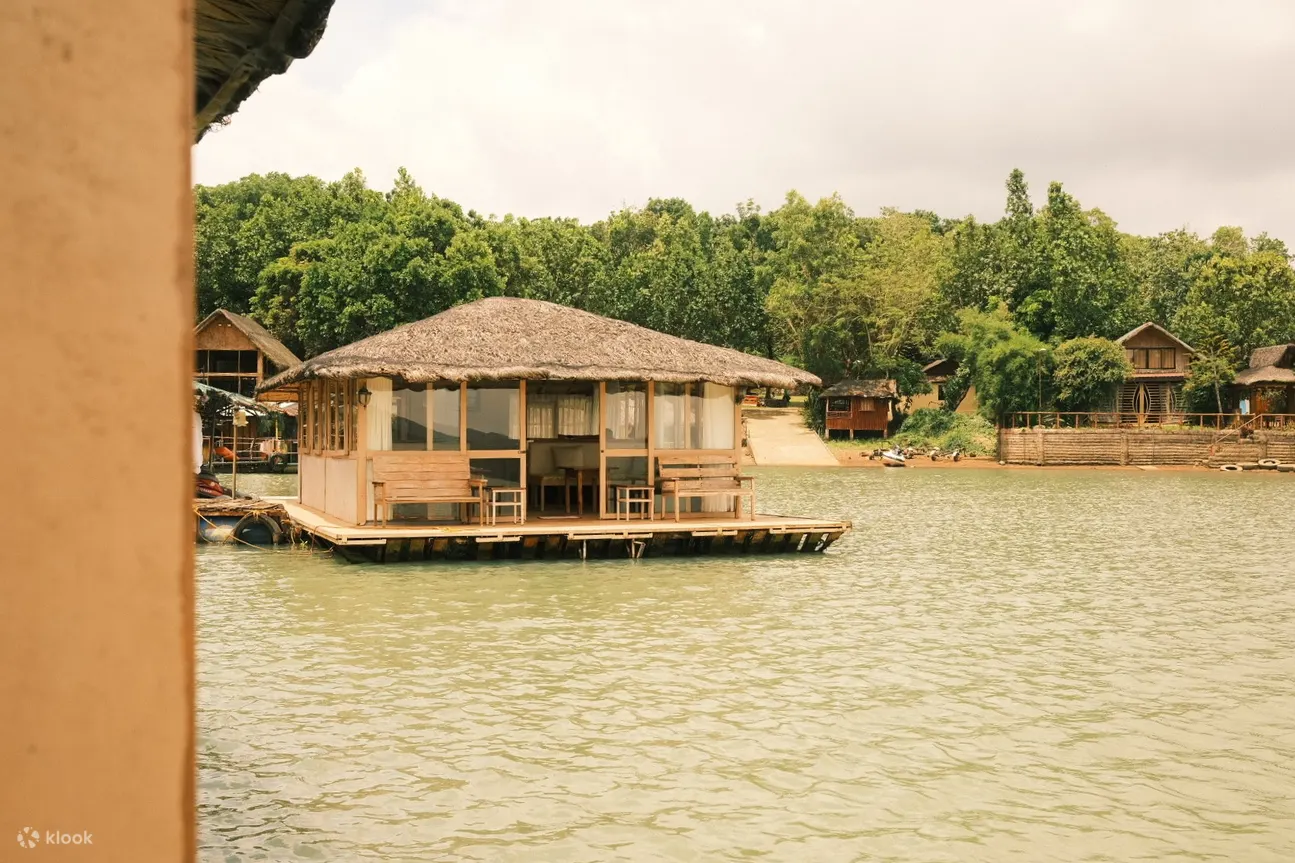 卡里拉亚湖水族景观中漂浮房屋的景观