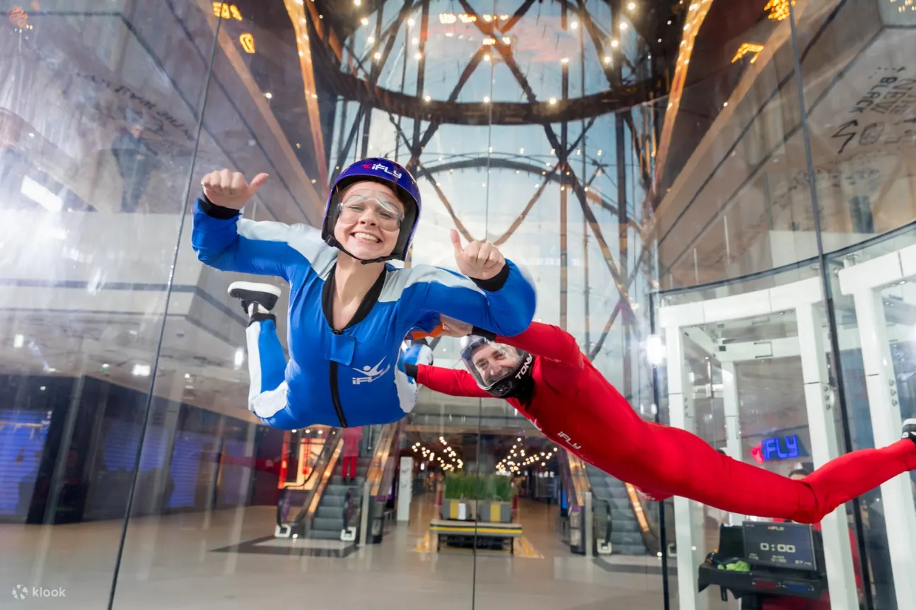 ifly 教练的女孩室内跳伞