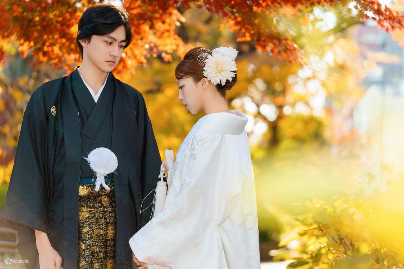 Đây là Shiromuku (kimono trắng) của kimono cưới truyền thống Nhật Bản. Một bộ kimono trắng tinh khiết tượng trưng cho một người phụ nữ thuần khiết và xinh đẹp.