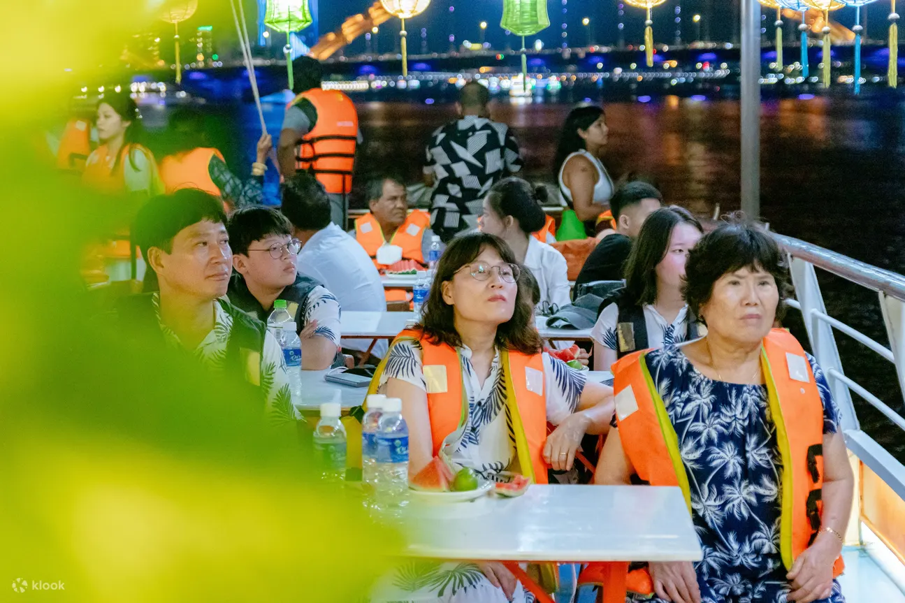 搭乘 7 星游轮岘港夜间探索汉江