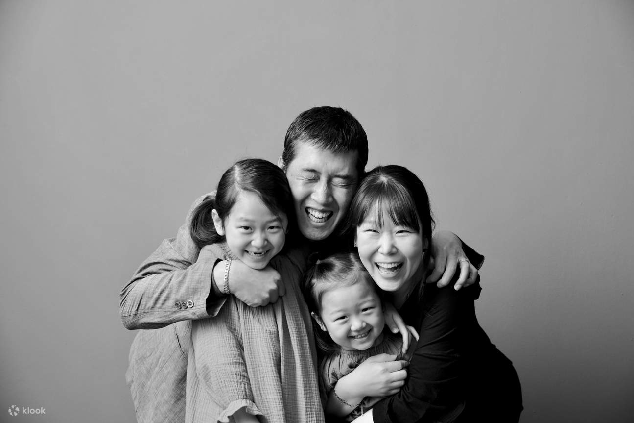 Busan Gukje Market retro black-and-white photography experience - Klook
