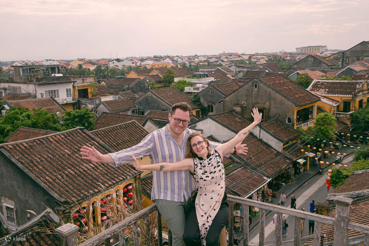 Hoi An: Private Photoshoot & Guided Walking and Posing