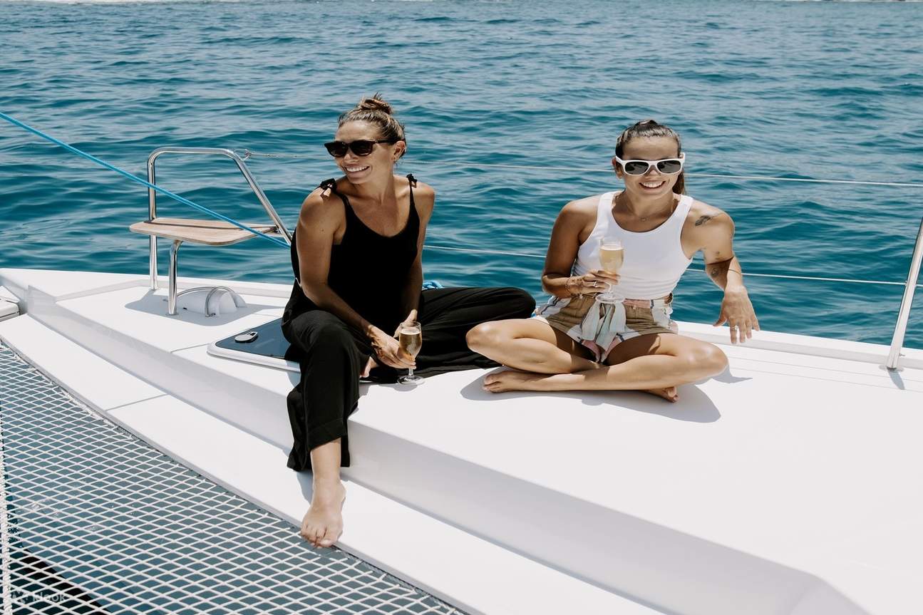 Устройтесь поудобнее и насладитесь роскошной прогулкой на лодке в окружении потрясающих пейзажей.