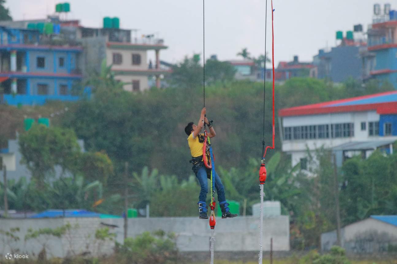 하늘 높이의 스릴과 급류: 번지, 패러글라이딩, 래프팅의 날