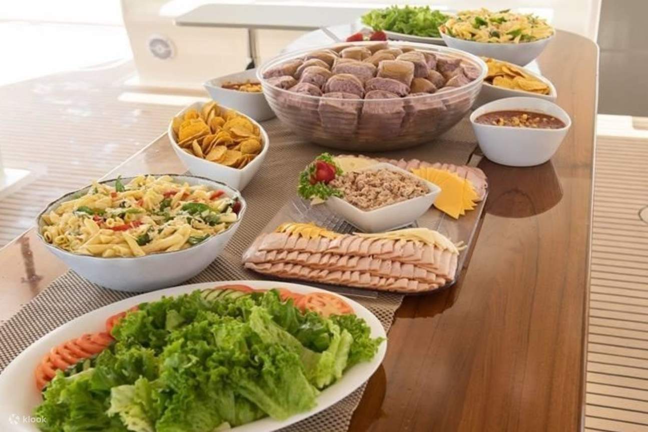 An Bord erwartet Sie ein frisch zubereitetes Mittagessen, das mit erfrischenden Getränken auf See serviert wird.