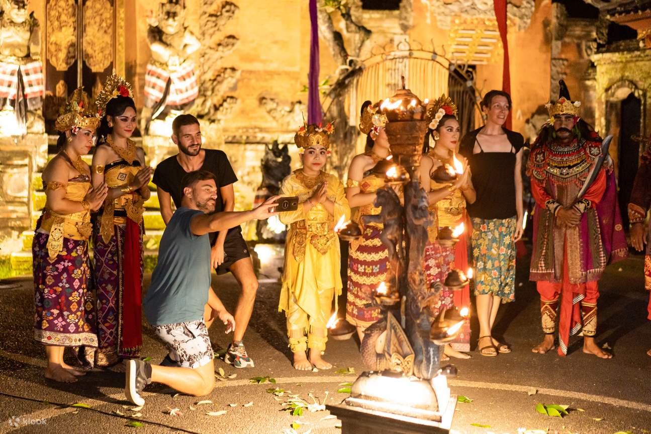 Penonton mendokumentasikan diri mereka dengan penari kecak
