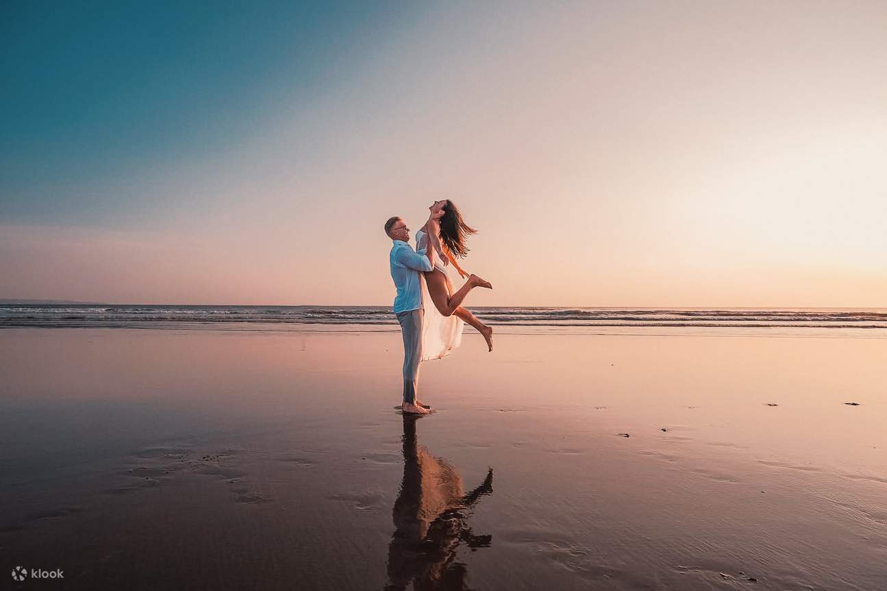 Couple homme-femme, dos à la caméra, contemplant la mer