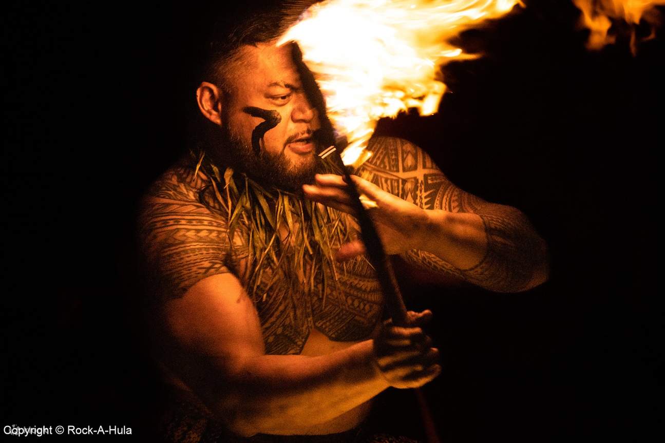 Chứng kiến kỹ năng ngoạn mục của một vũ công dùng dao lửa để tạo nên màn trình diễn đầy mê hoặc về lòng dũng cảm của người Polynesia