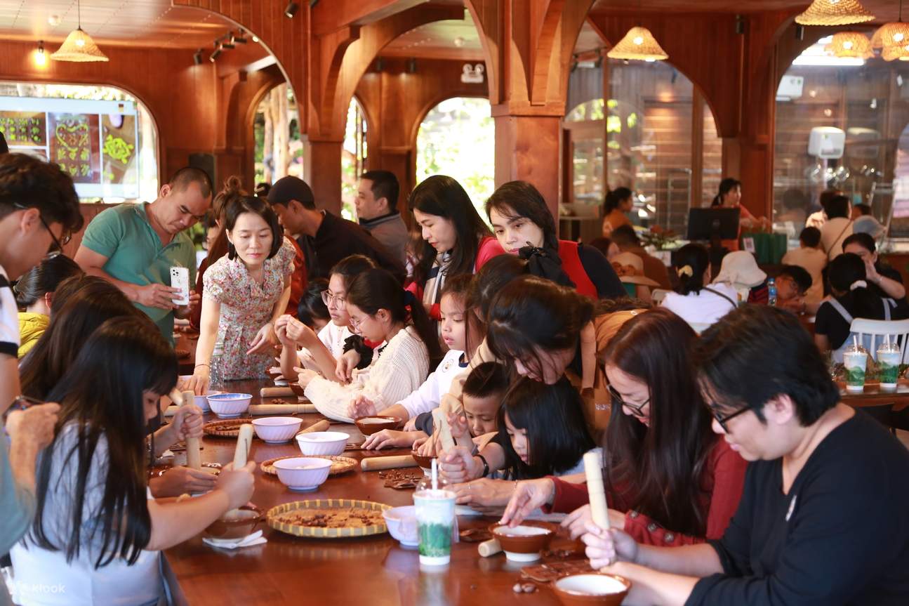 Веселый и легкий мастер-класс по изготовлению шоколада в Далате