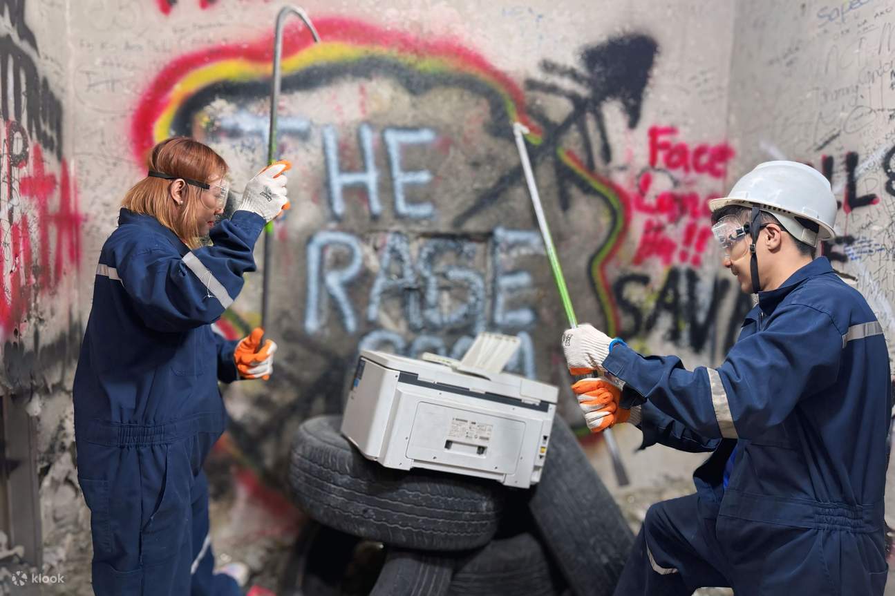 バールで家電を破壊する2人