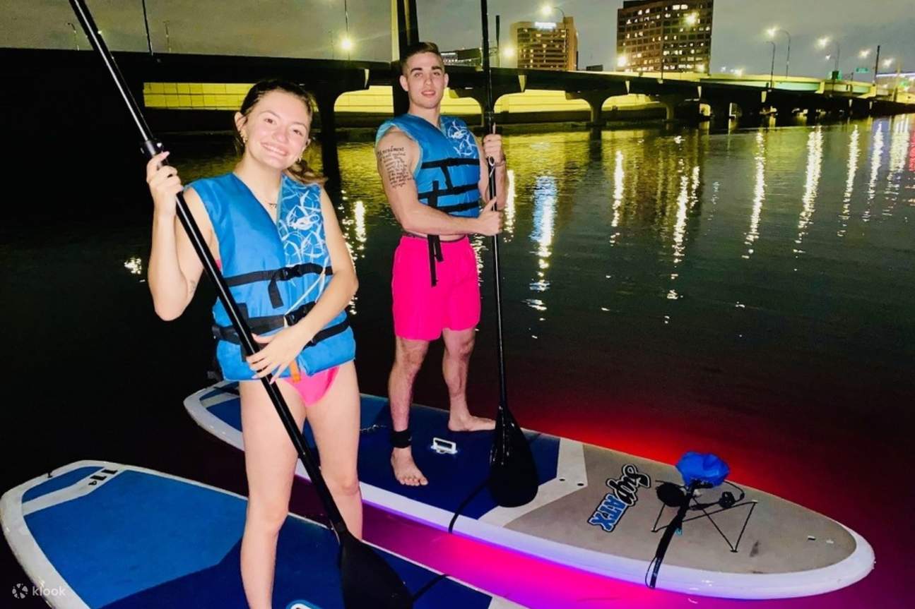 Mendayung di bawah bintang-bintang mengubah tur ini menjadi petualangan malam yang tak terlupakan