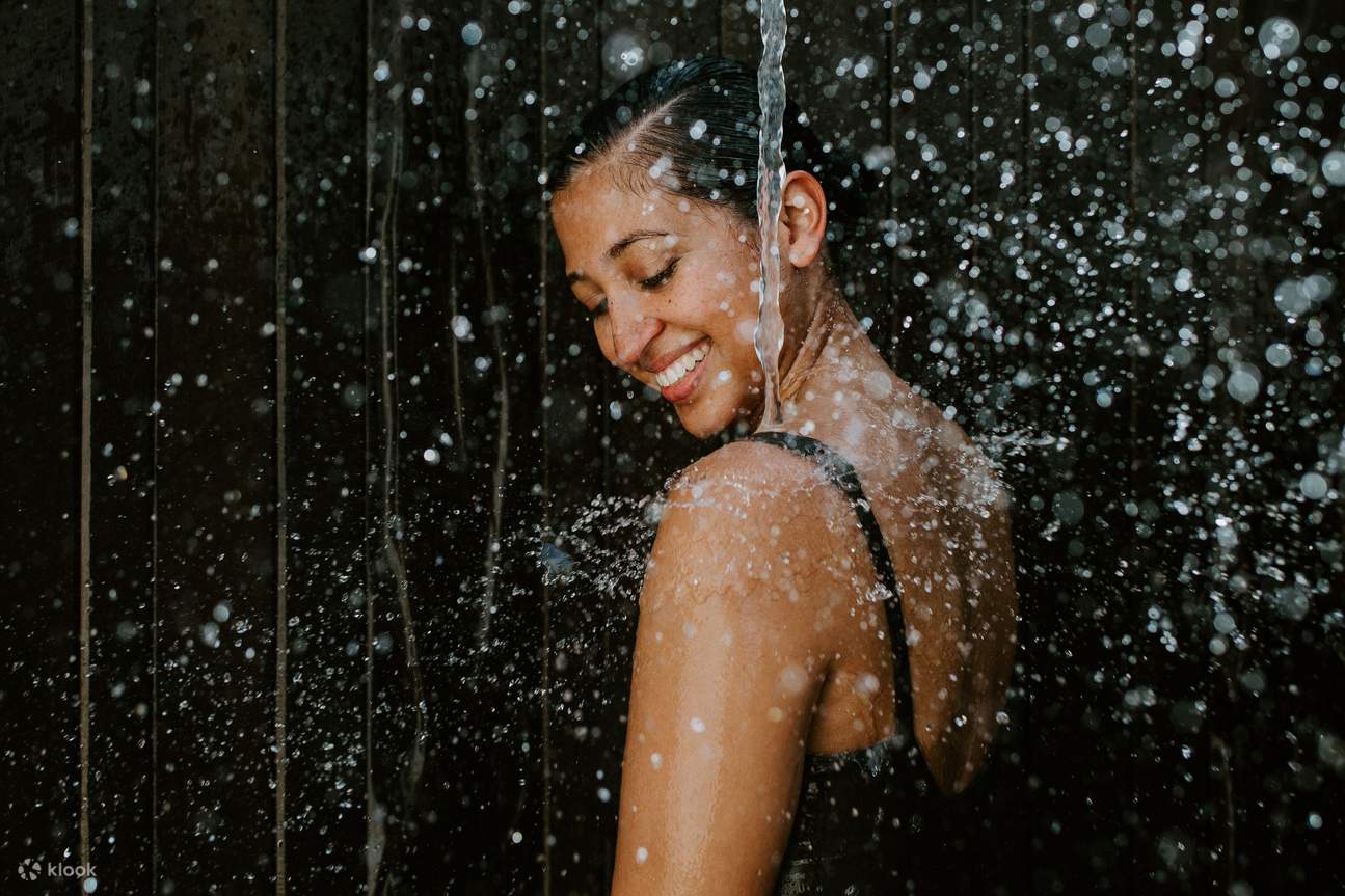 Une femme se baignant dans une source chaude à Mornington Peninsula