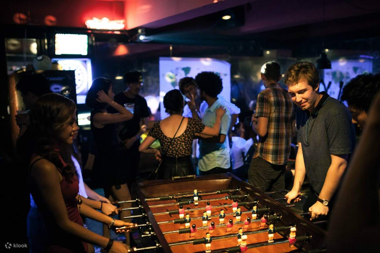 釜山（プサン）のパブクロールでフーズボールを楽しむ人々