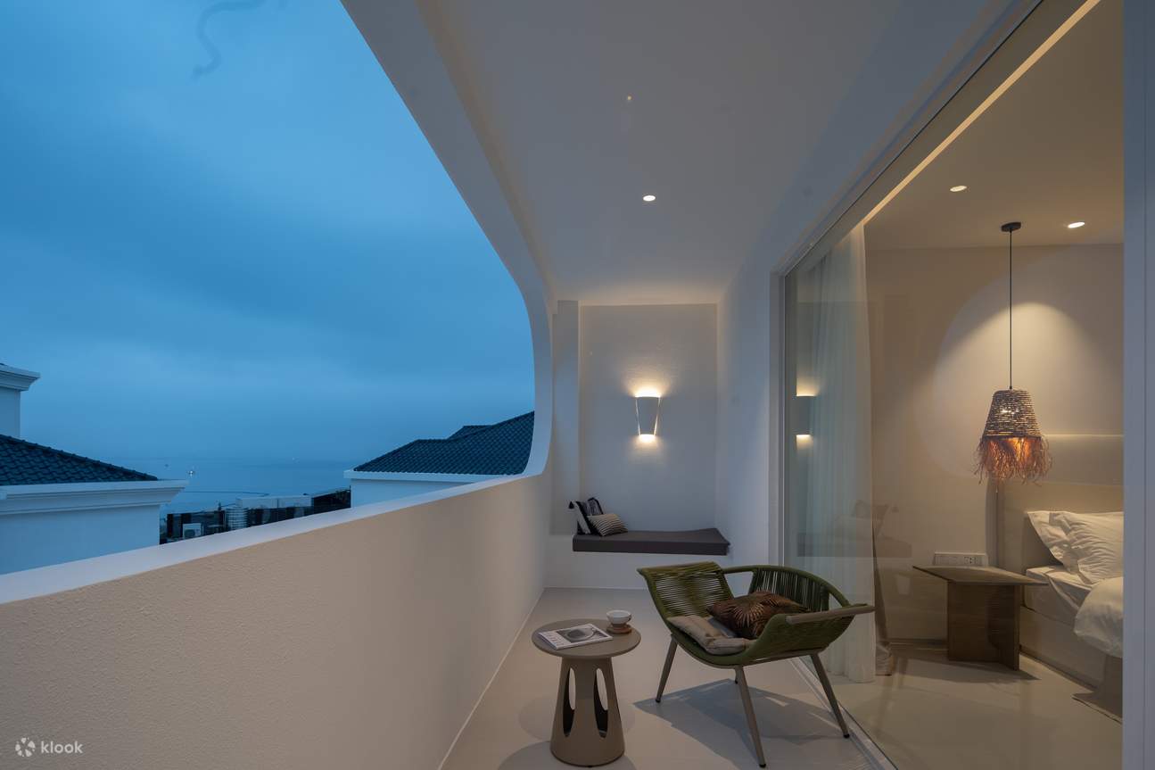 Bâtiment J · Chambre Double avec Balcon et Vue Latérale sur la Mer J202