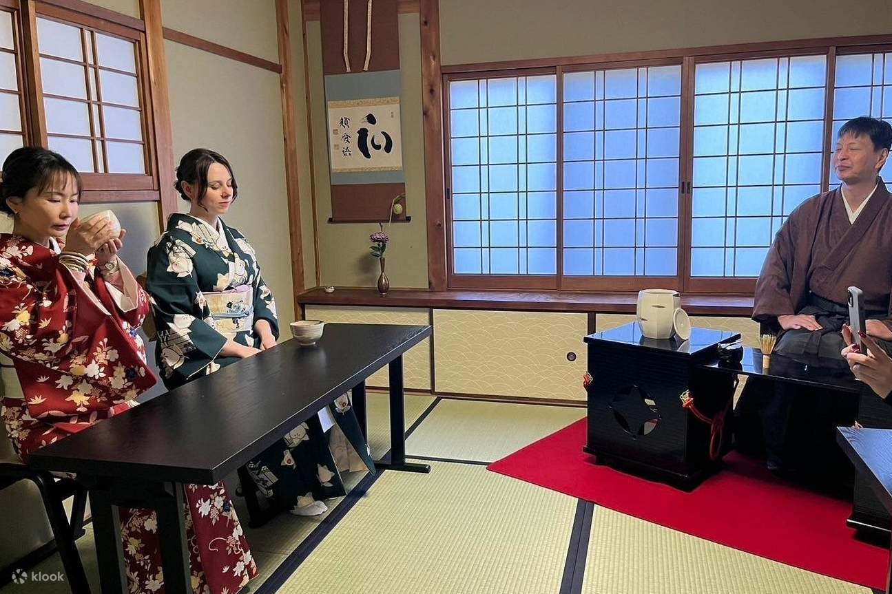 Experiencia de Ceremonia del Té con Sillas en Ninenzaka (Kioto)