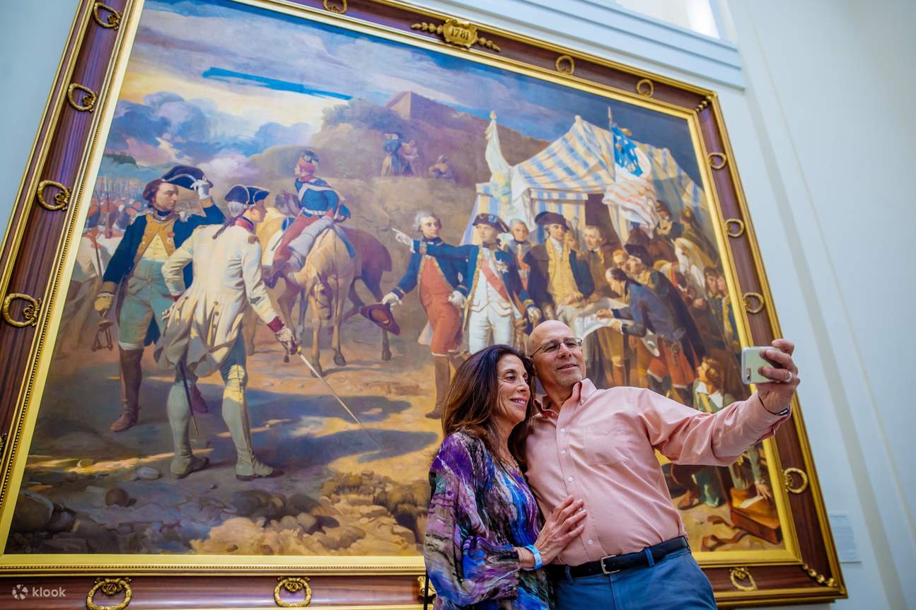 Personas tomándose una selfie frente al cuadro de la Guerra de Independencia.