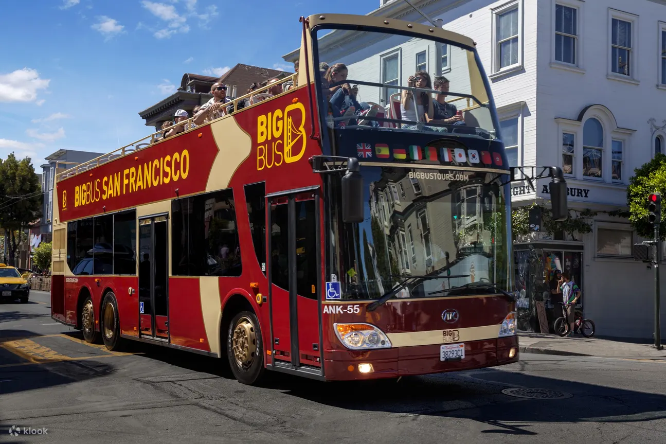 在 Big Bus 之旅的开放式顶层甲板上欣赏旧金山的全景