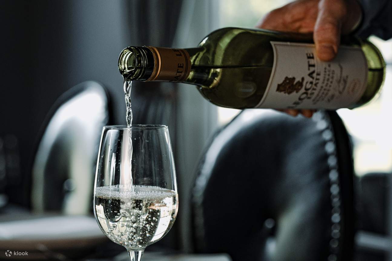 将葡萄酒倒入酒杯