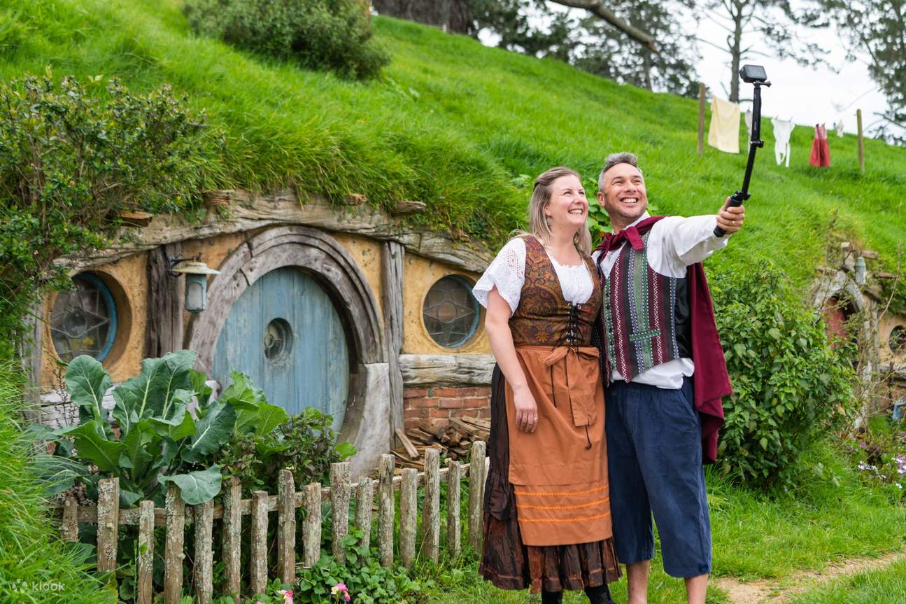 hobitton-movie-set-waitomo-glow-worm-caves-klook