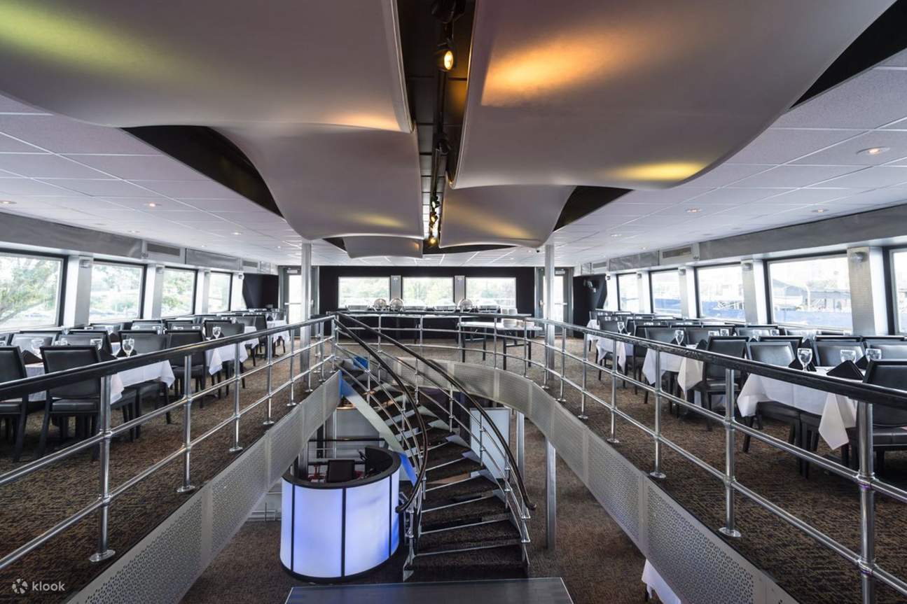 Откройте для себя тщательно спланированный круиз с комфортабельными обеденными зонами и потрясающими видами со всех сторон.