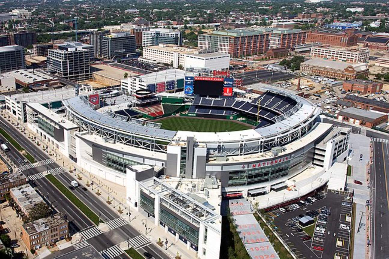 Besbol di ibu negara dengan pemandangan indah U.S. Capitol