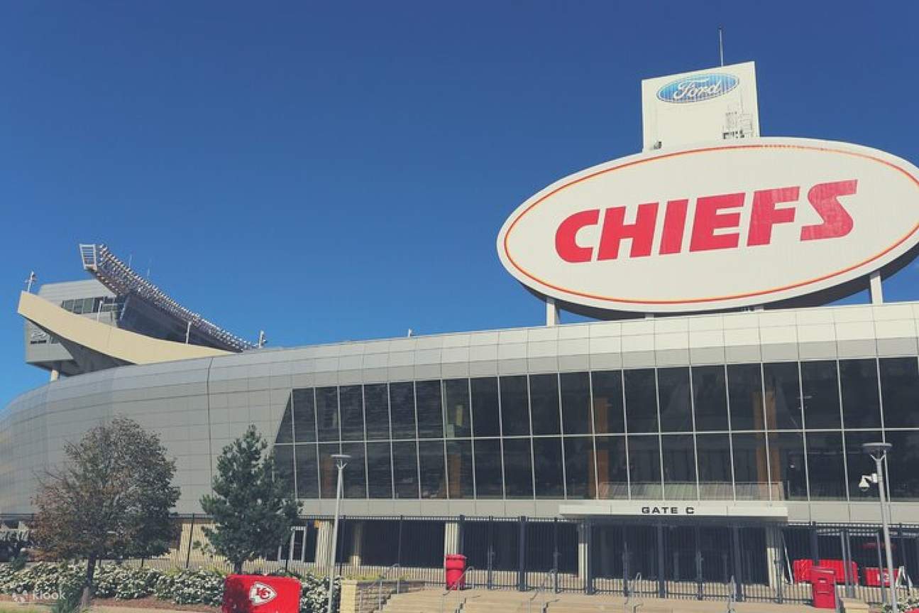Experimente una energía inigualable en el estadio más ruidoso del mundo con fanáticos de los Chiefs apasionados e incondicionales.