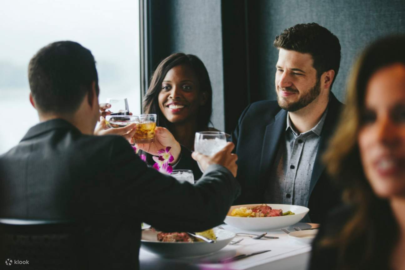 Disfrutando de un almuerzo delicioso con amigos, saboreando buena comida e incluso mejor compañía
