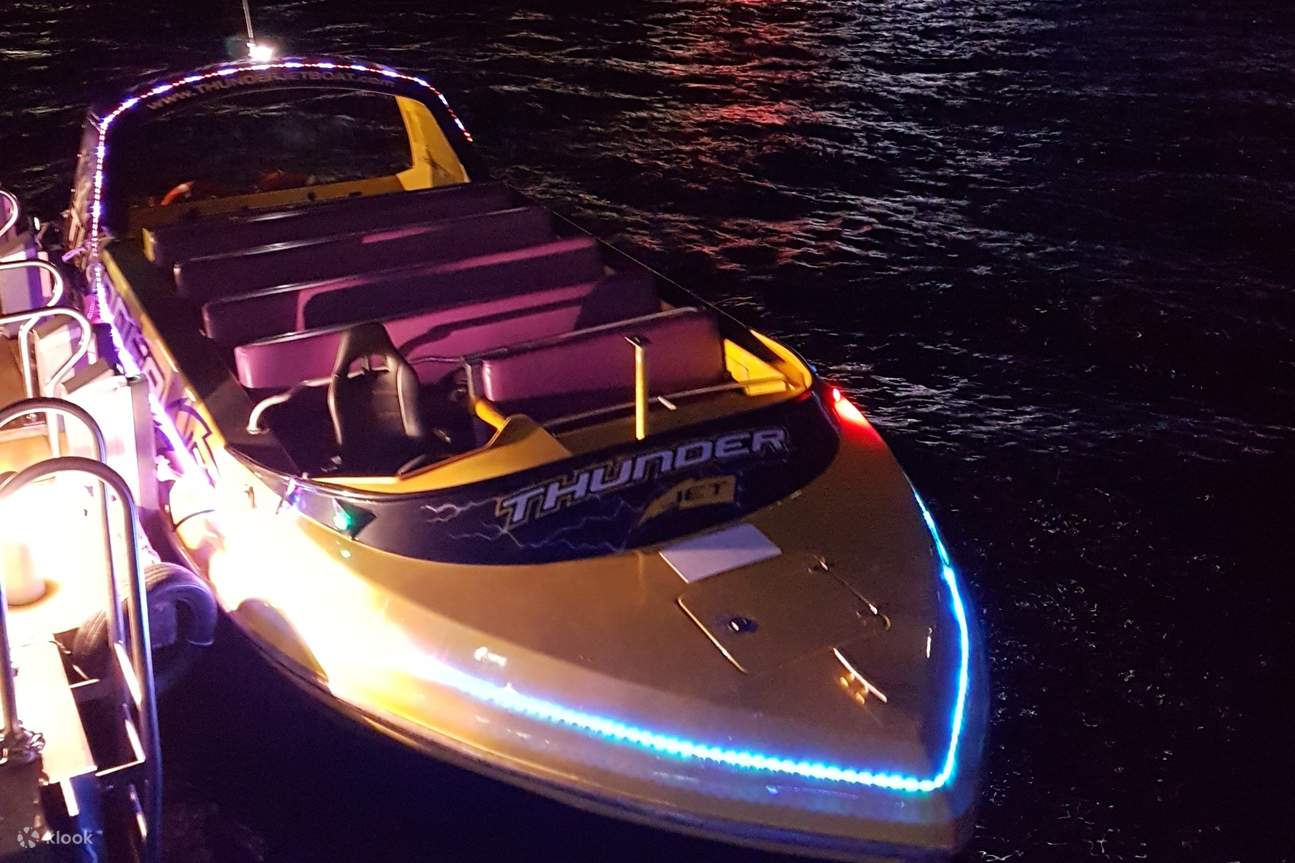 Empápese del mayor espectáculo de luces de Vivid Sydney durante su relajado crucero en lancha motora de 30 minutos.