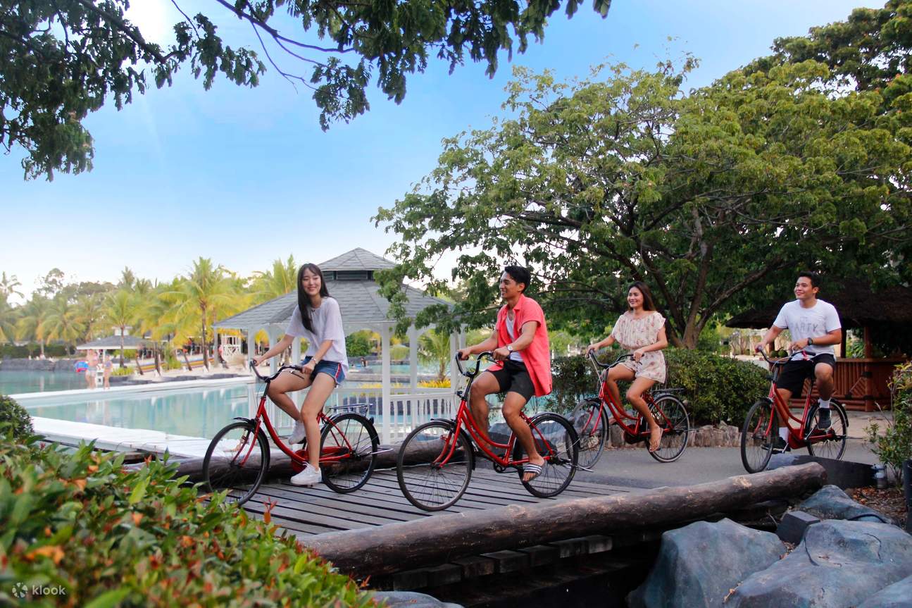 remaja berbasikal di Plantation Bay 